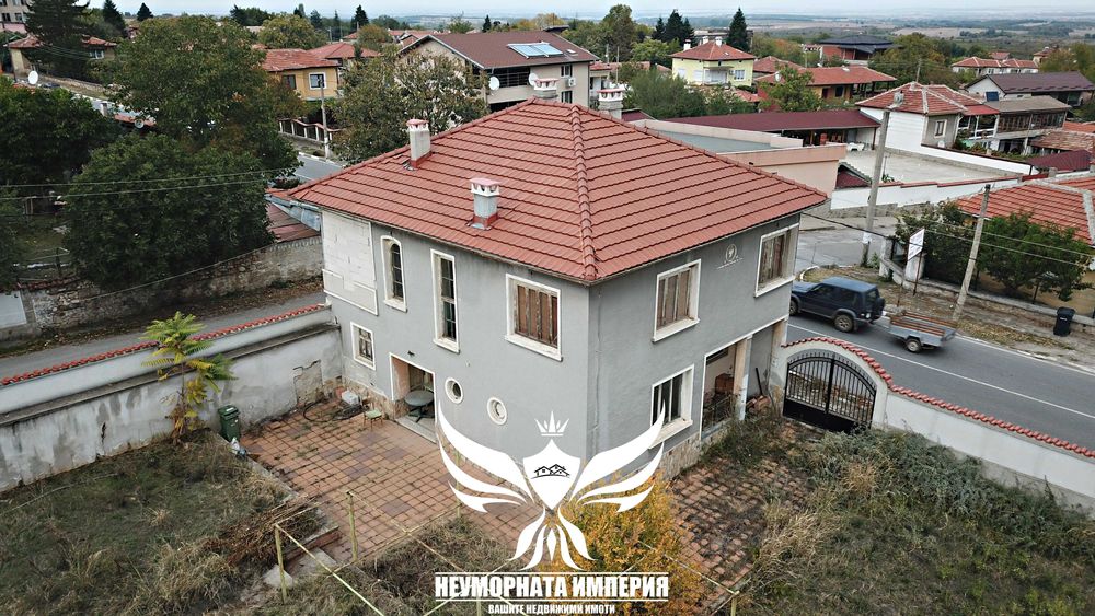 Продавам двуетажна къща с постройки 280РЗП с 900кв двор село Червен