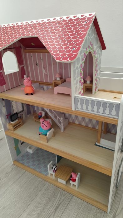 Casuta lemn + jucarii Pepa Pig