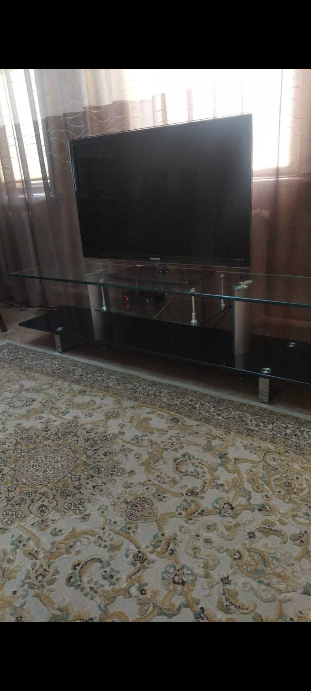 Тумба под телевизор стеклянная
