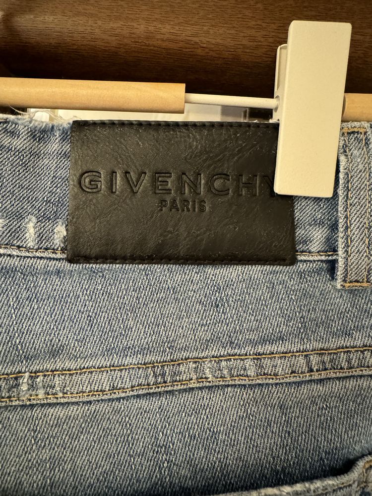 Blugi Givenchy .