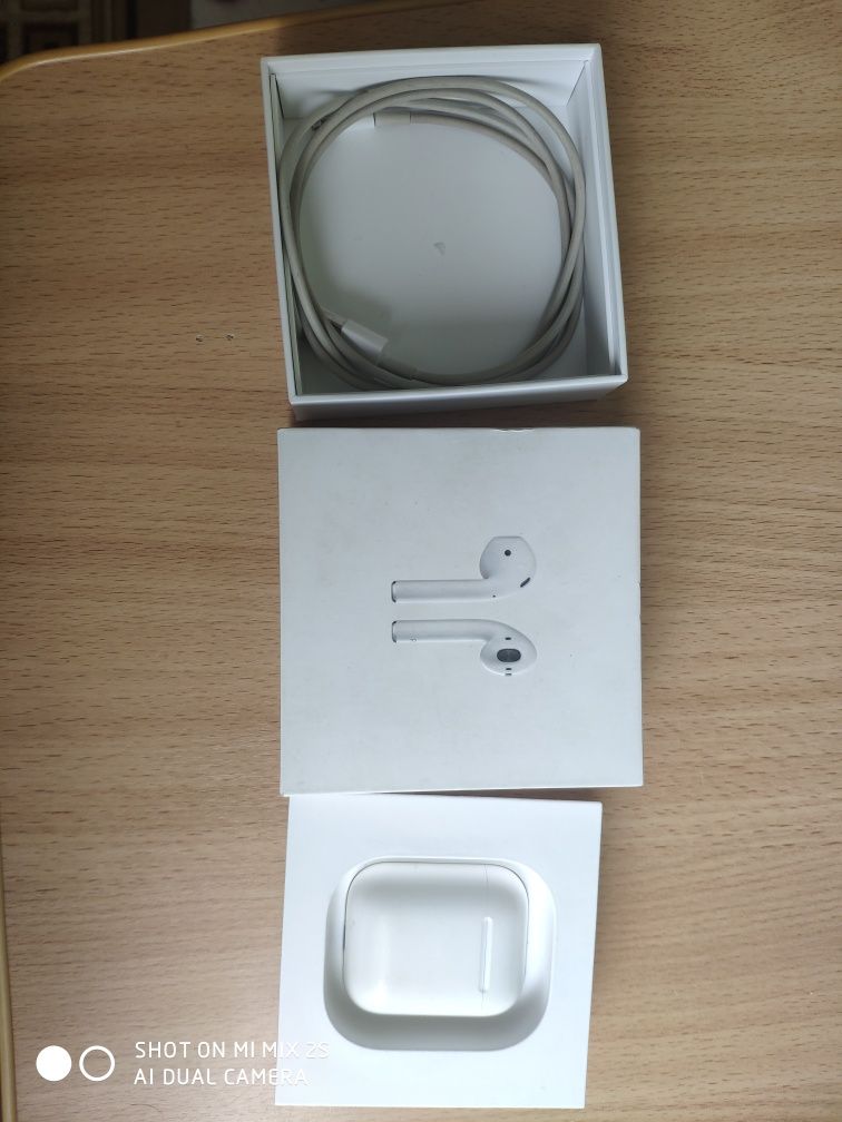 Продам оригинальные кейс от airpods 2