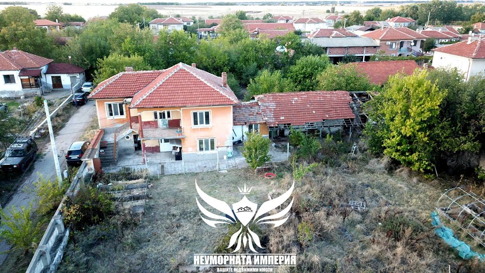 Продавам двуетажна къща 240РЗП с широк двор 1280кв. в с.Дълбок Извор