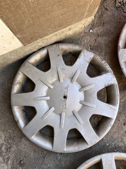 Vand 4 capace ORIGINALE Dacia R15