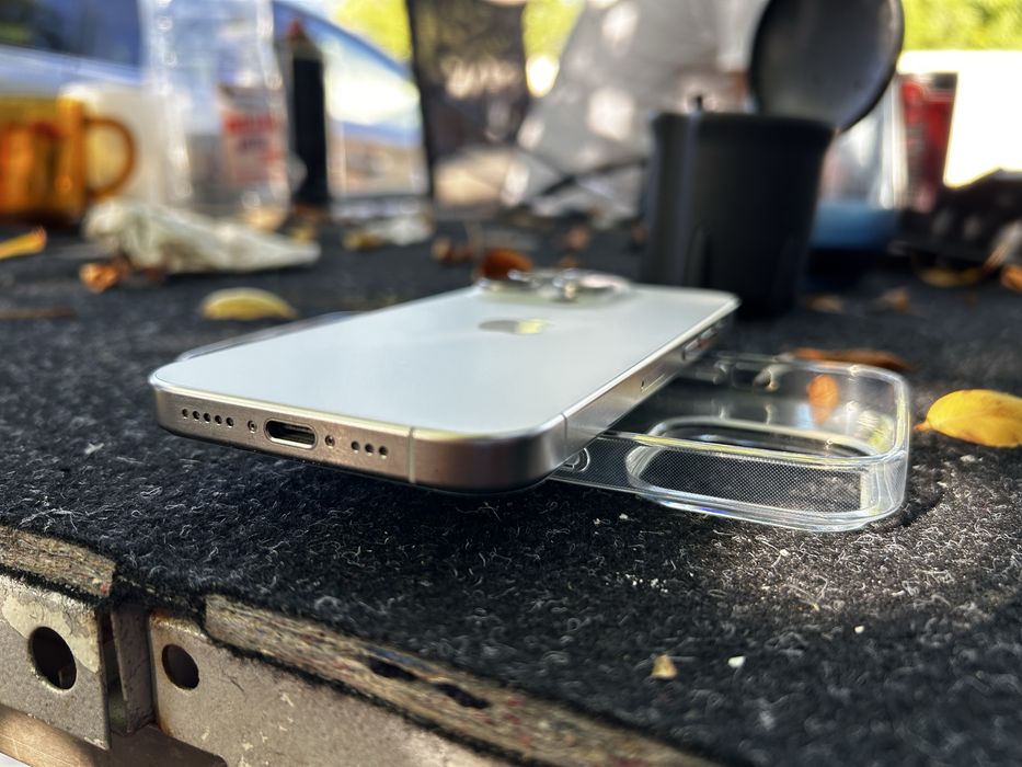 Iphone 15 pro white