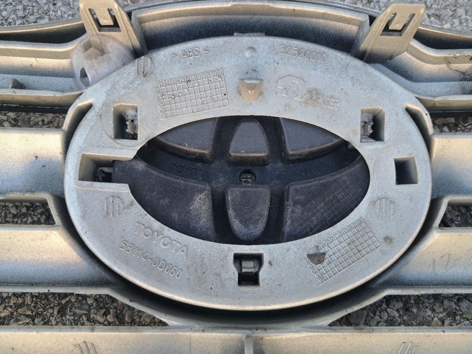 Предна решетка и халогени за Тойота Авенсис