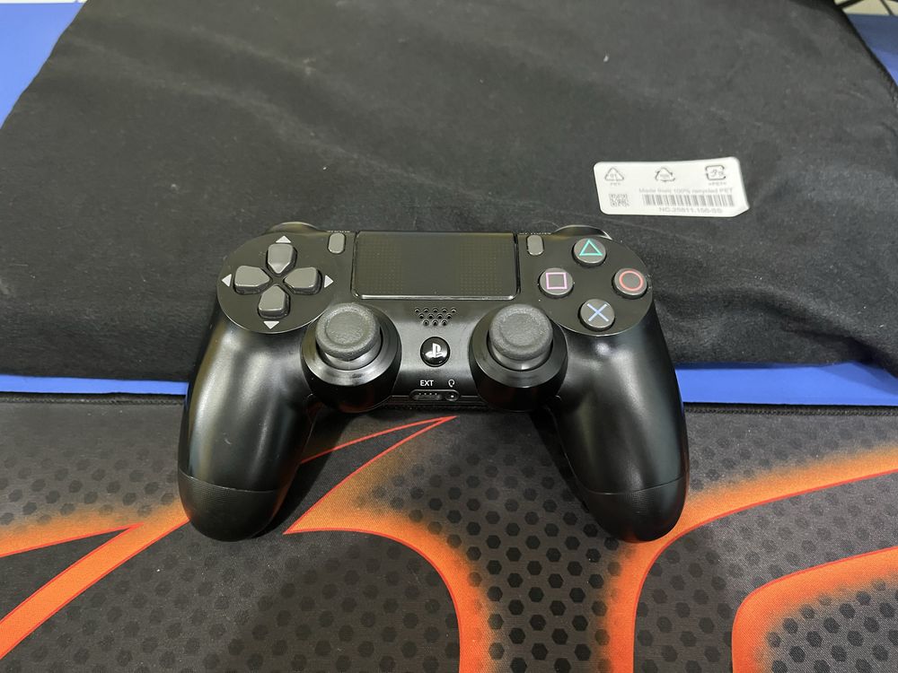 Продавам PlayStation4 Slim 1TB + 1 джойстик + 4 игри
