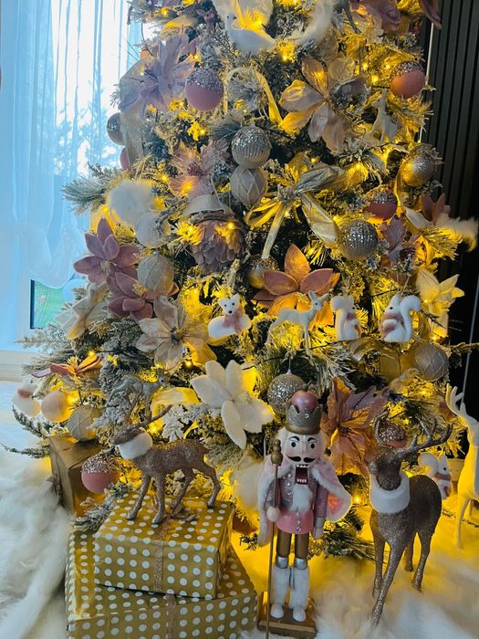 Brad de Craciun artificial pe segmenti alb verde