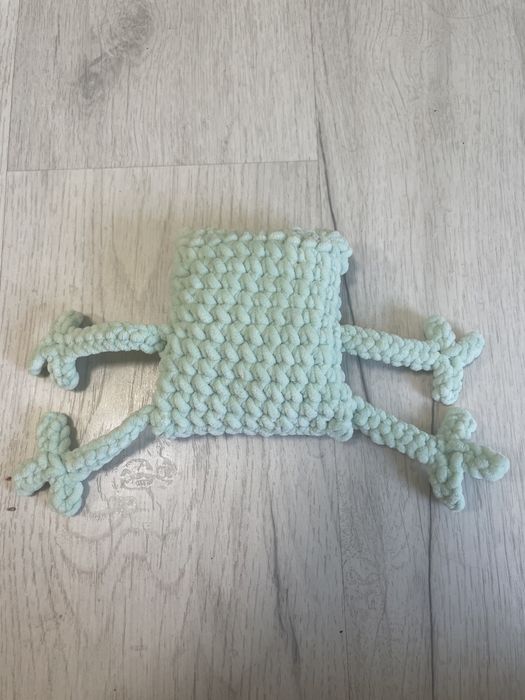 Ръчно изработена плетена играчка Жабка