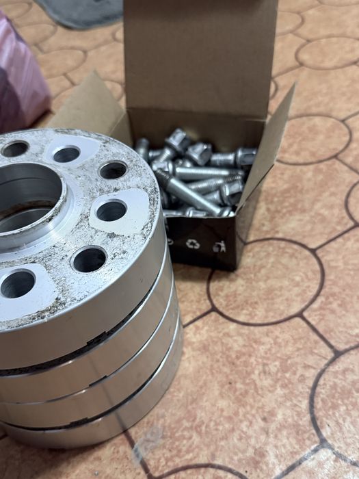 Чисто нови фланци 5x112 с болтове