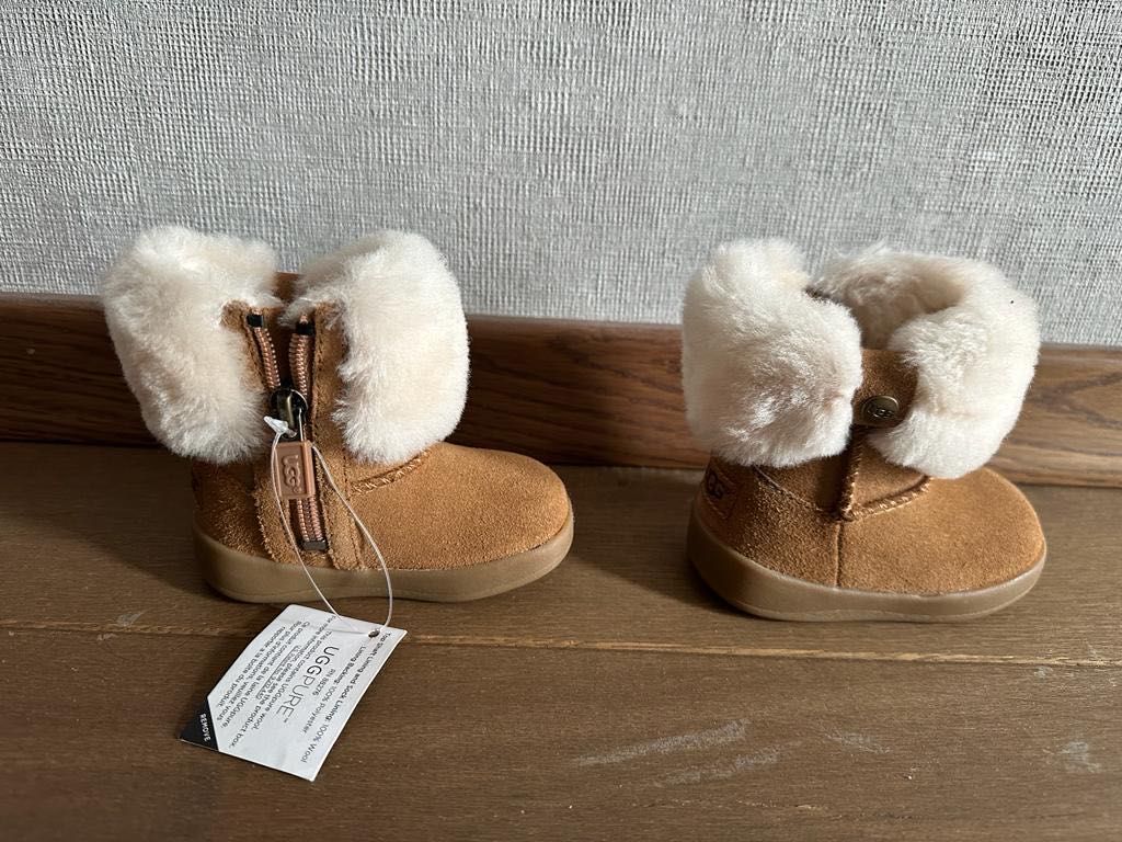 Нови UGG ботушки за бебе , размер 18