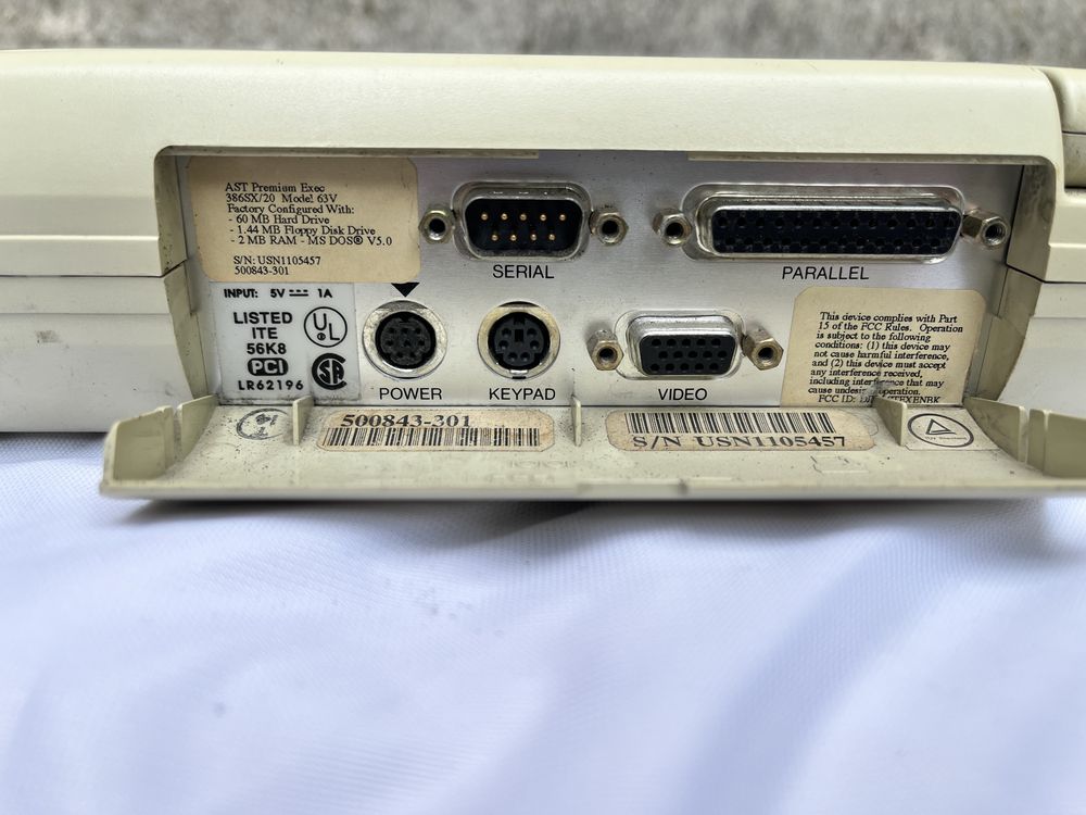 Ретро лаптоп компютър AST Premium Exec 386SX/20