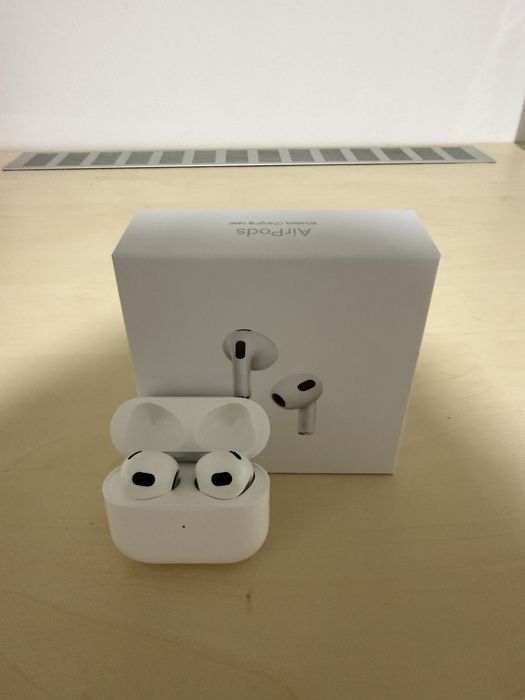AirPods 3.