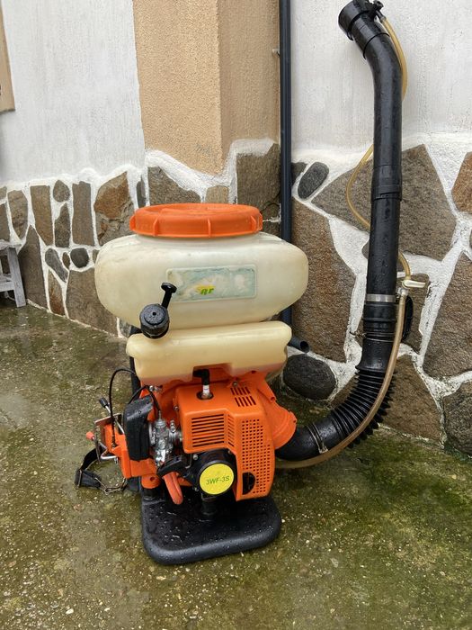 Бензинова пръскачка и тример за трева.