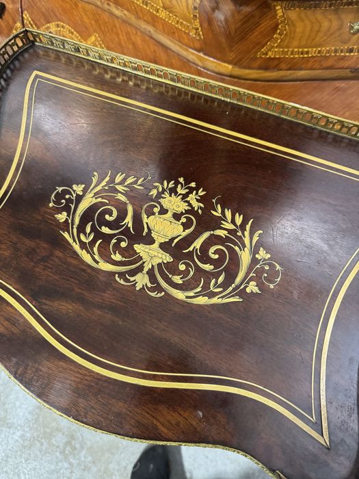 Etajera nepoleon III, cu intarsii si ornamente din alama