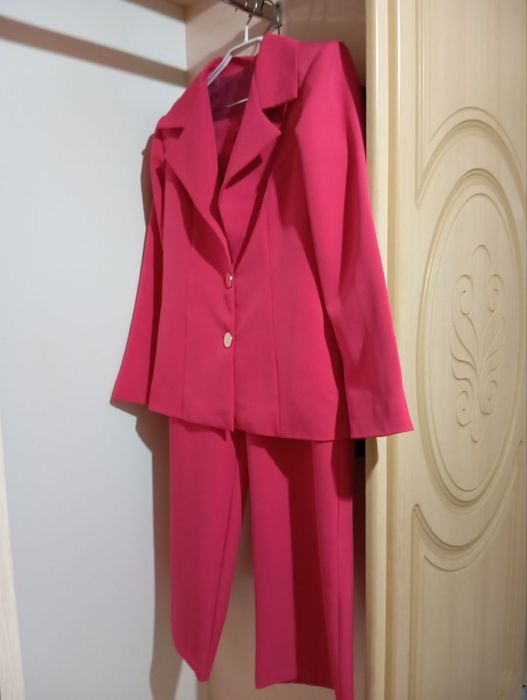 Двойка костюм-брюк красно розовый!