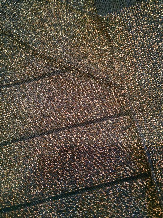 Бандажна рокля със златиста нишка