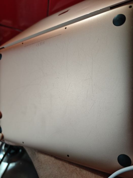 Vând MacBook Air 13 inch, model 2020