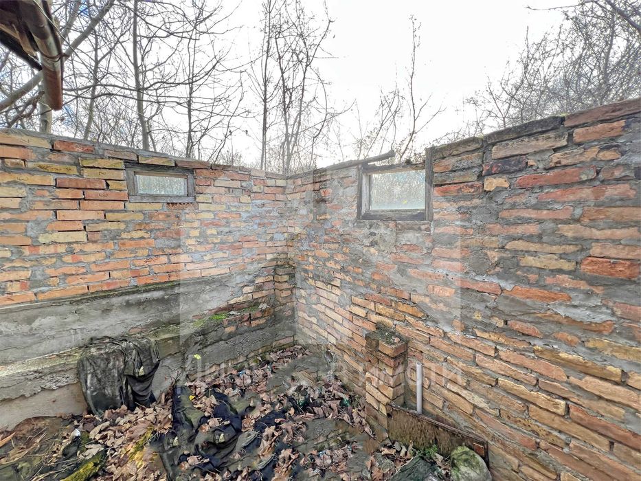 Продава къща с 1 дка двор в с. Мировци (общ. Нови пазар, обл. Шумен).