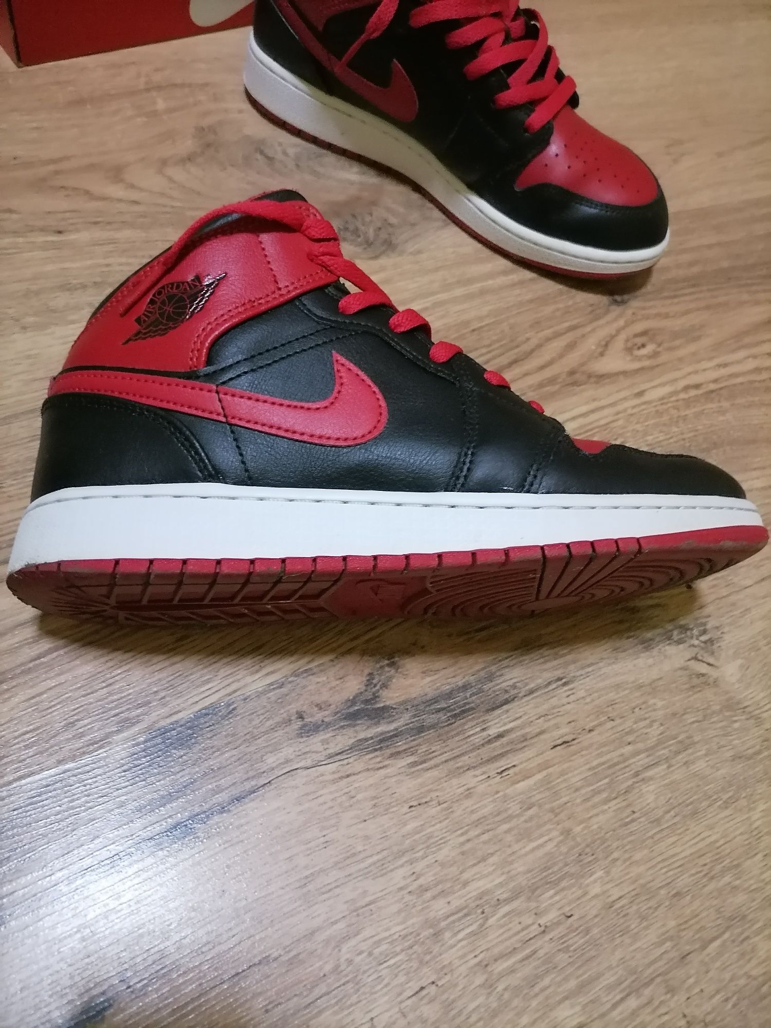 Vând jordan 1 mid