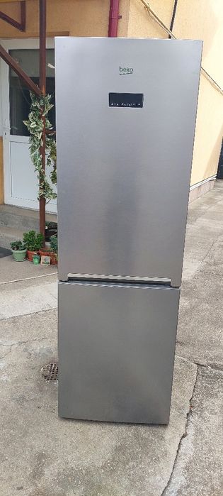Combină frigorifică Beko total No Frost cu uși de inox