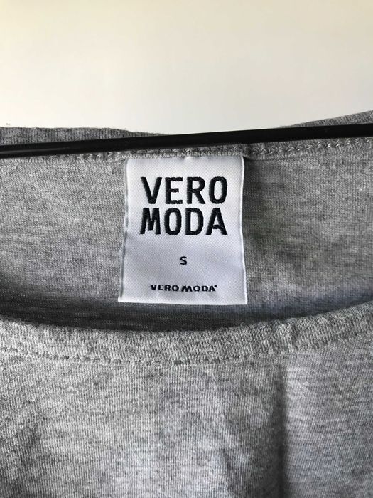 Tricou gri scurt pentru femei Tricou crop de damă (Top Crop) Vero Moda