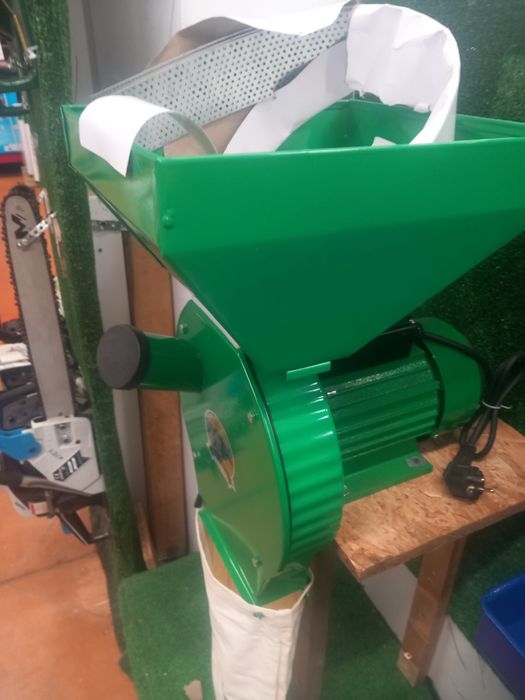 Vând mori de uruiala și mălai noi  micul fermier