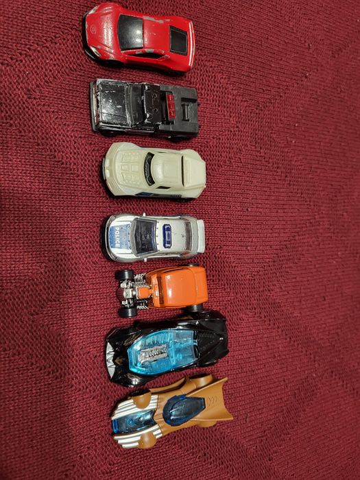 Маленькие машинки,  металлические.