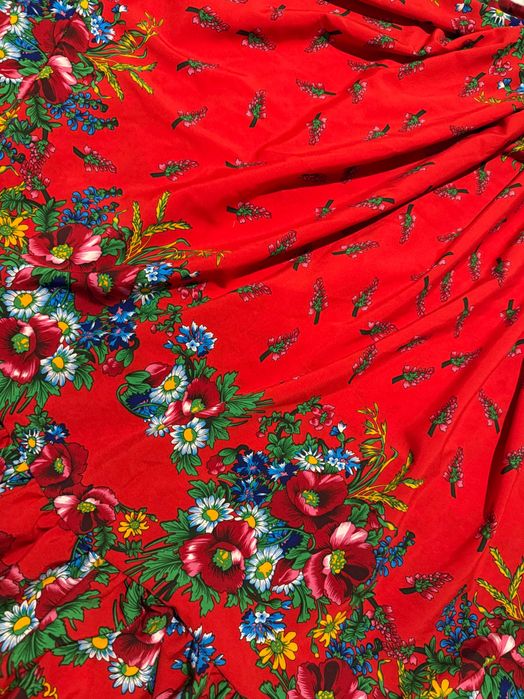 Rochie gipsy cu bandană, corset și batic.