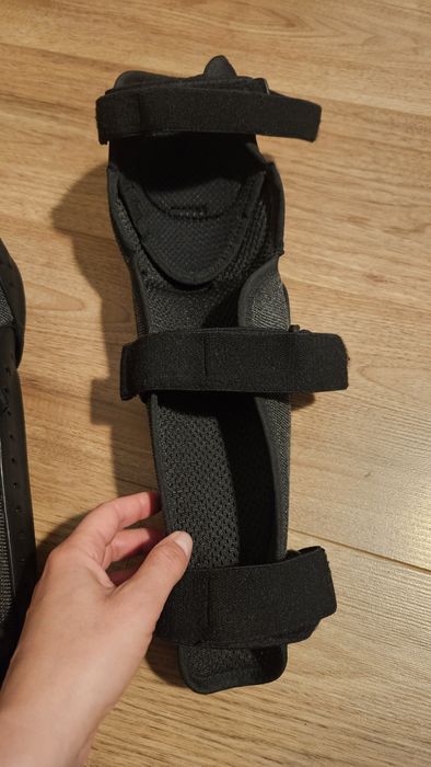 Vând protecție genunchi dainese ptr motor