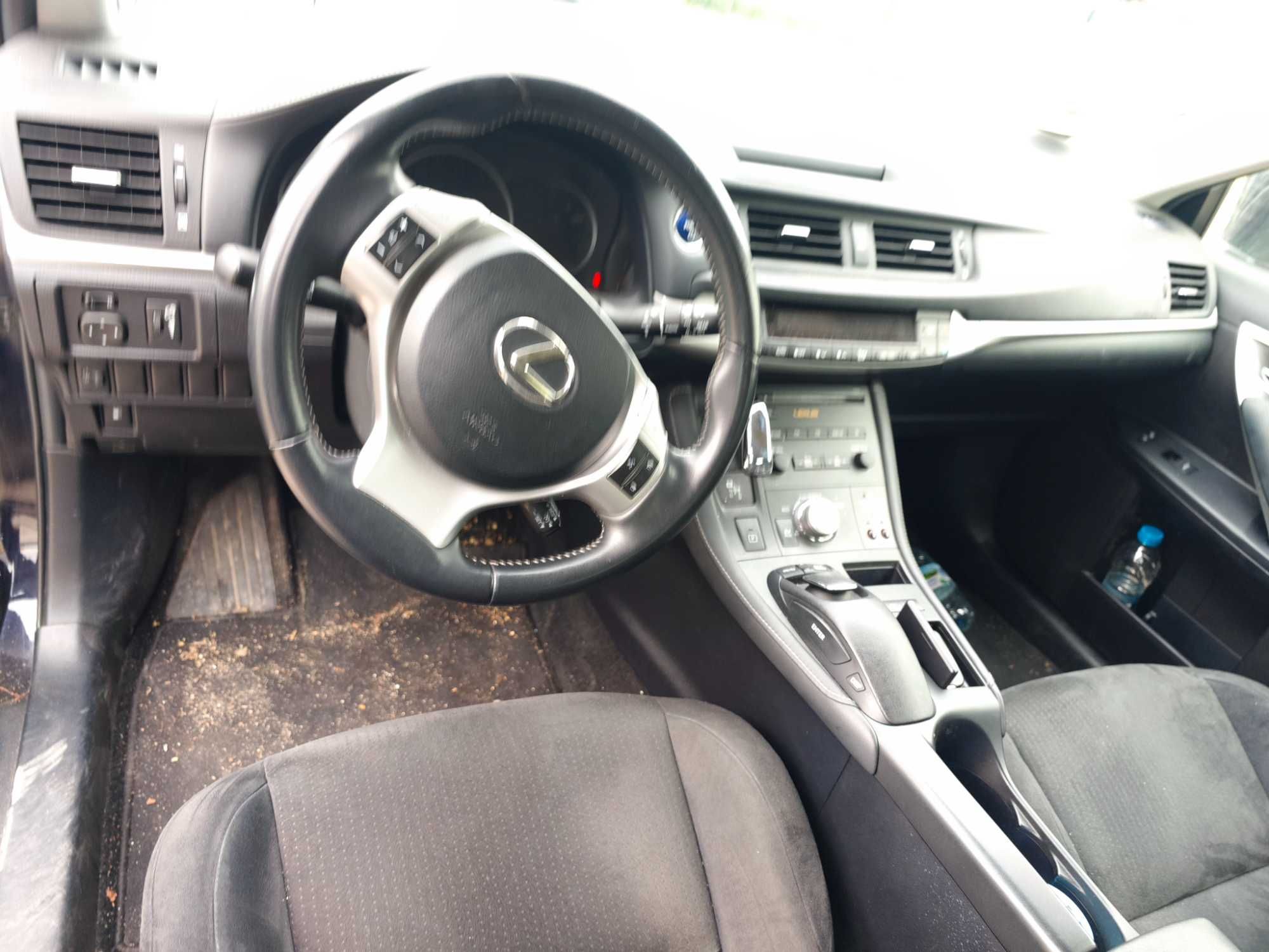 На части Lexus CT200H Hybrid Camera всичко работи