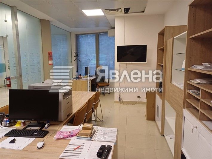 Магазин с голямо лице на улица в Овча Купел