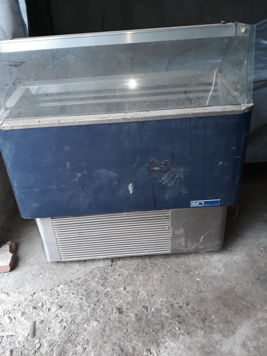 Vitrină pt.mezeluri s-au lactate made in Italia preț.1100 lei.