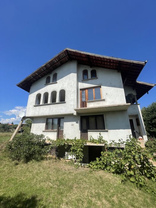 3 етажна къща в с. Бегуновци община Брезник