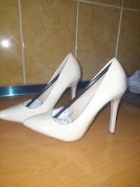 Pantofi stiletto