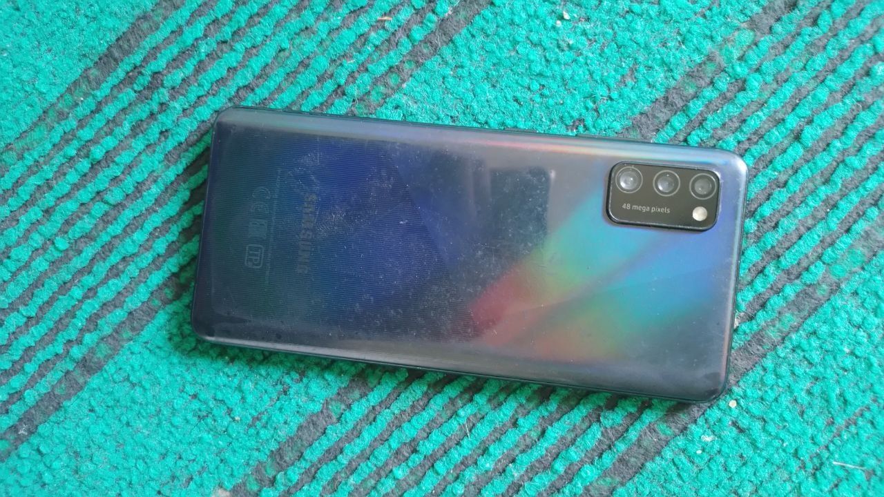 Samsung A41  4/64 sotiladi srochna òqib keyin yozing!!!