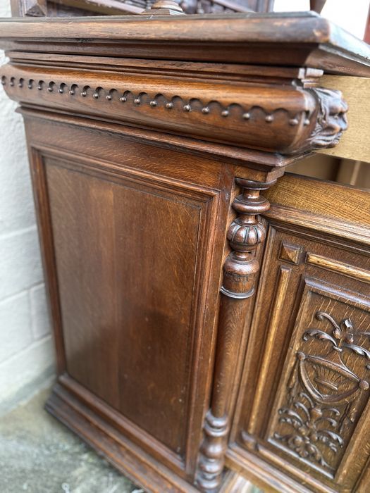 Масивен антикварен шкаф-кабинет с изключително богата ръчна резба