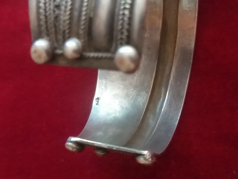 Vand o piesă veche din argint