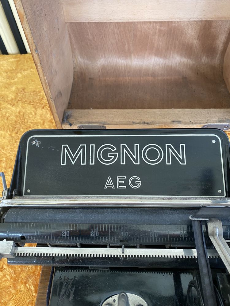 Masina de scris AEG
