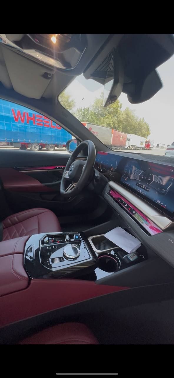 BMW i5 35L м спорт  2024