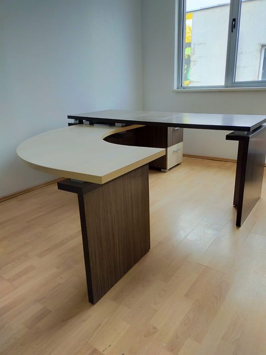 Vând două copiatoare, Xerox, Konica Minolta, un birou și un desk