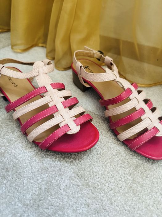 Босоножки новые