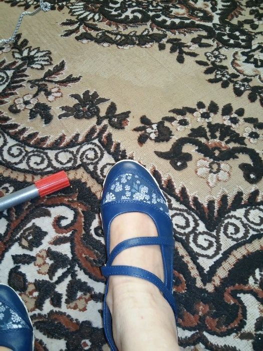 Туфли синие и белые цветочки.