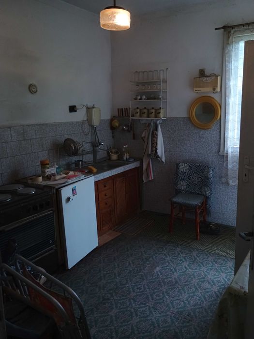 Къща  97 кв. м/двор 900 кв. м/Тухла/Гредоред/с. Божурица-Център/Плевен