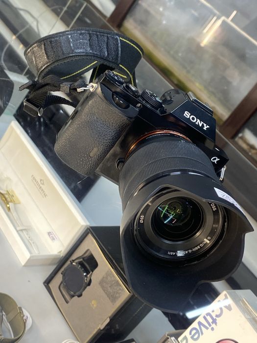 камера Sony Alpha A7 III с объективом.