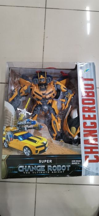 Большой робот трансформер Бамблби