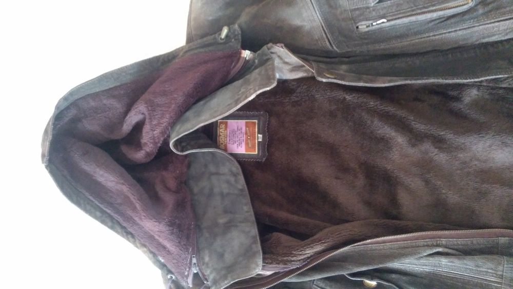 Vând haina de piele întoarsă.