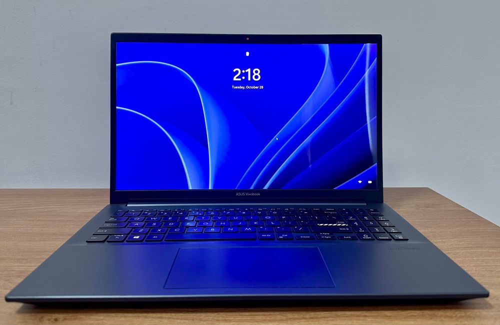 Laptop ASUS din aluminiu cu ecran OLED si sunet Harman Kardon