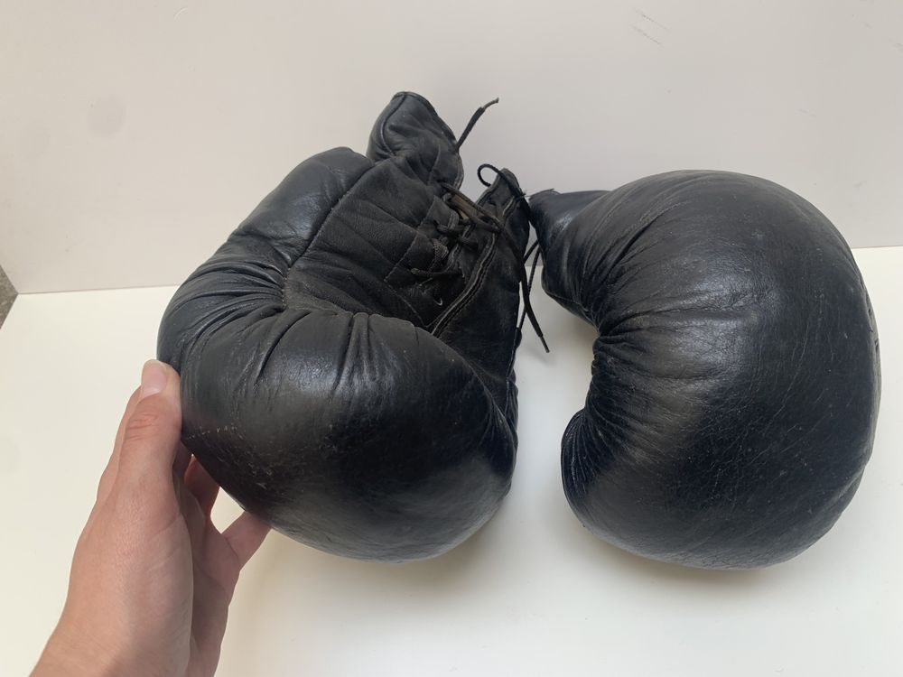 Стари кожени боксови ръкавици