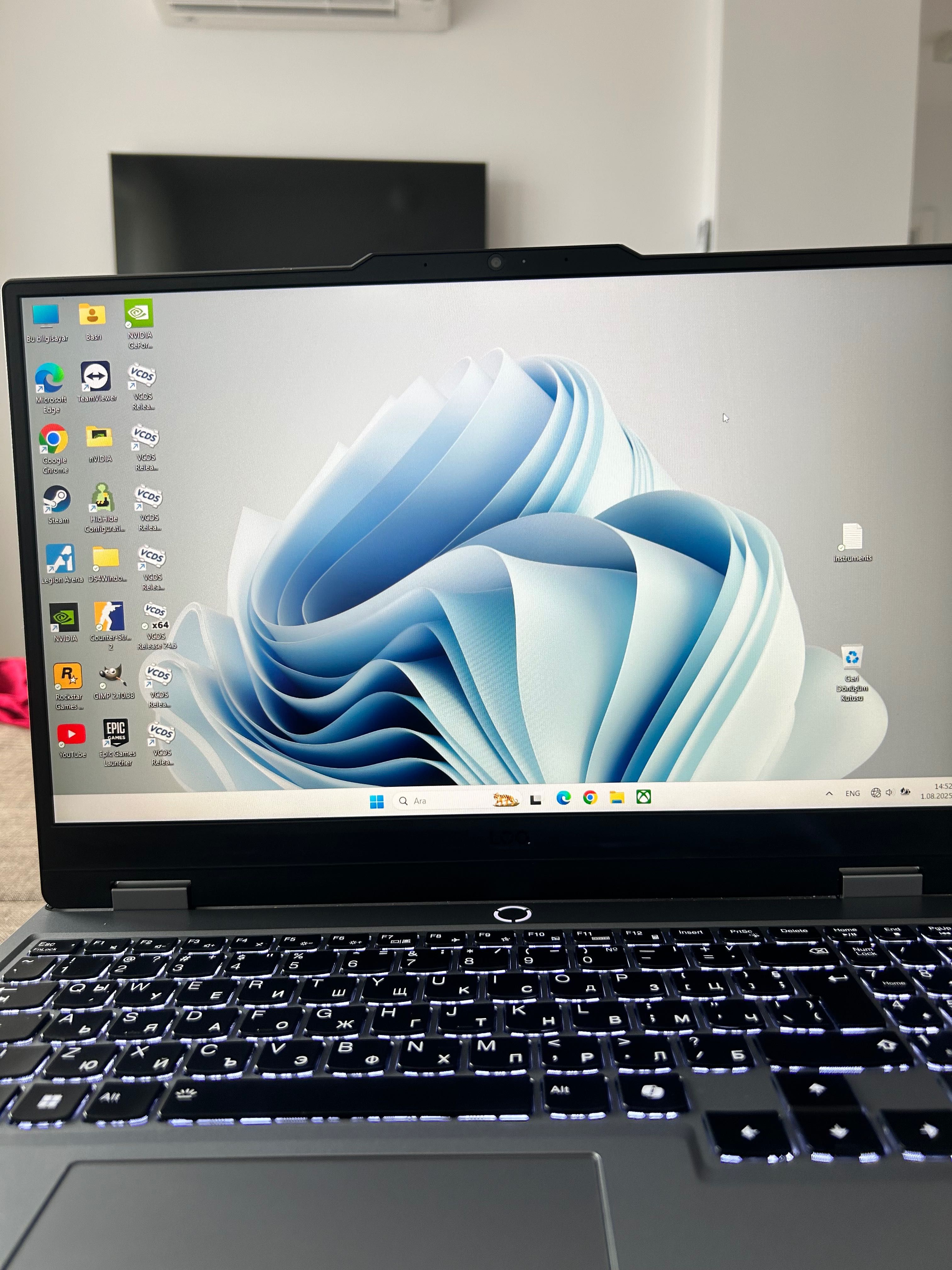 Геймърски лаптоп Lenovo LOQ15IAX9