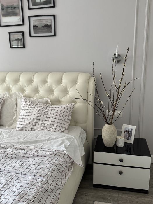 Двуспальная кровать с мягким изголовьем